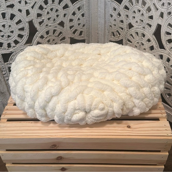 Chunky Knit Pet Bed in Cream - Picture 7 of 7